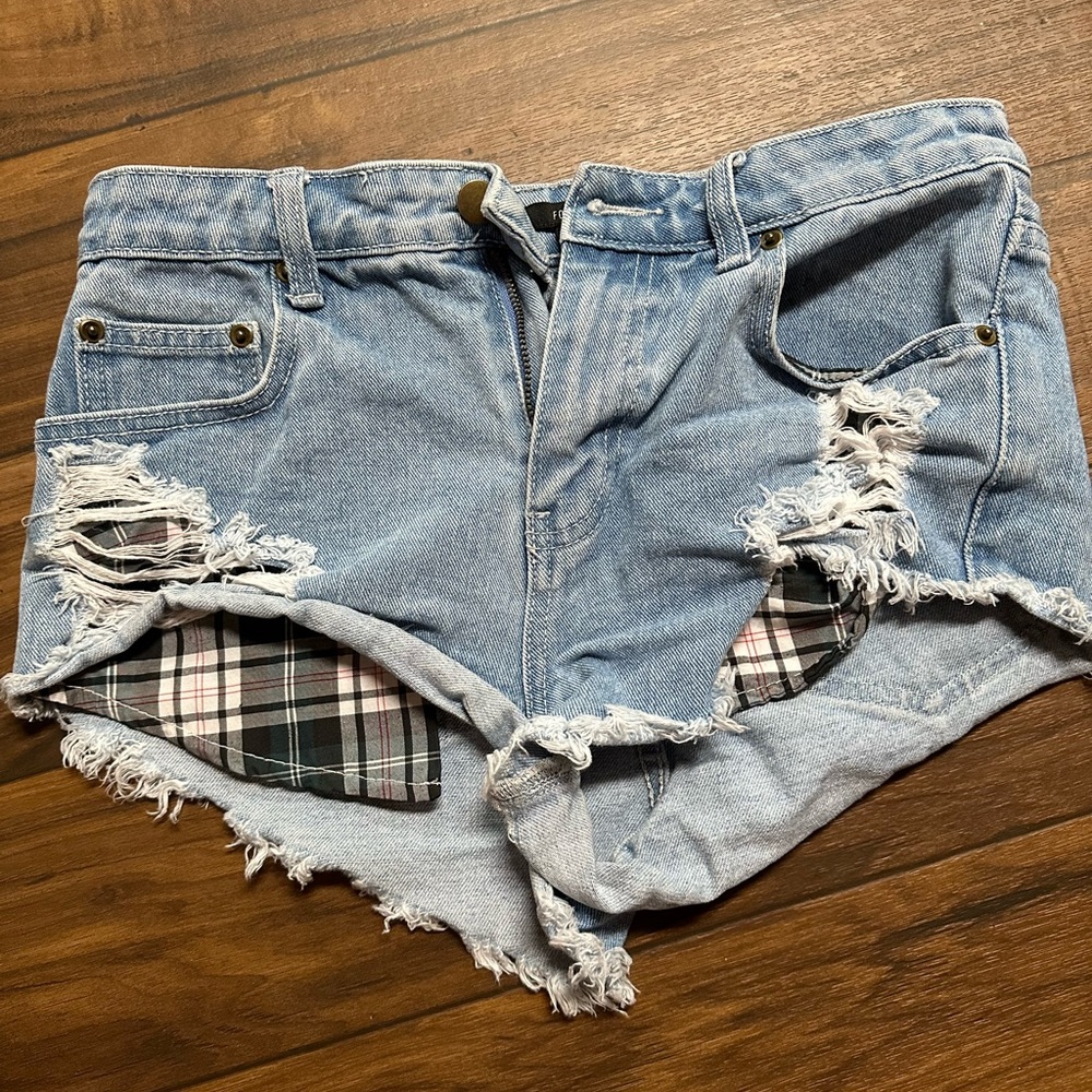 Jean shorts w designed pockets